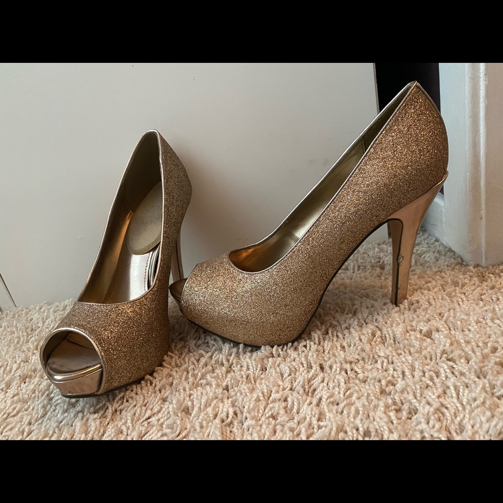 Gold sparkle shoe size 7